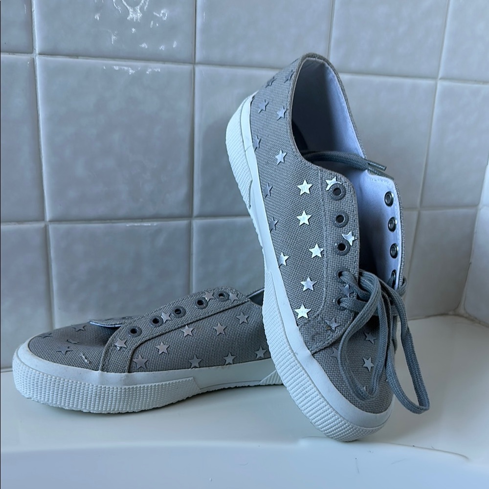 Star-Patterned Gray Sneakers